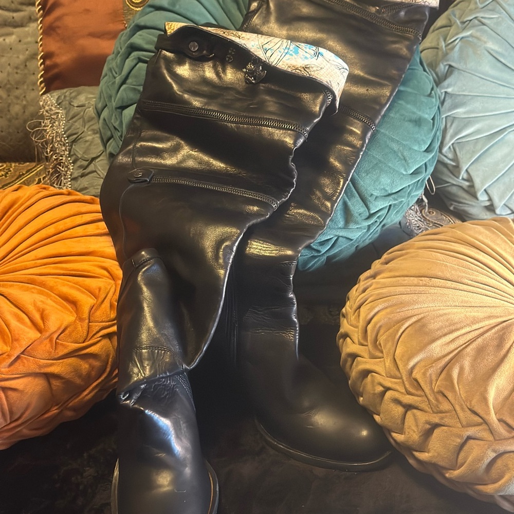 🔥🔥These boots are freaking awesome over the knee made in Italy